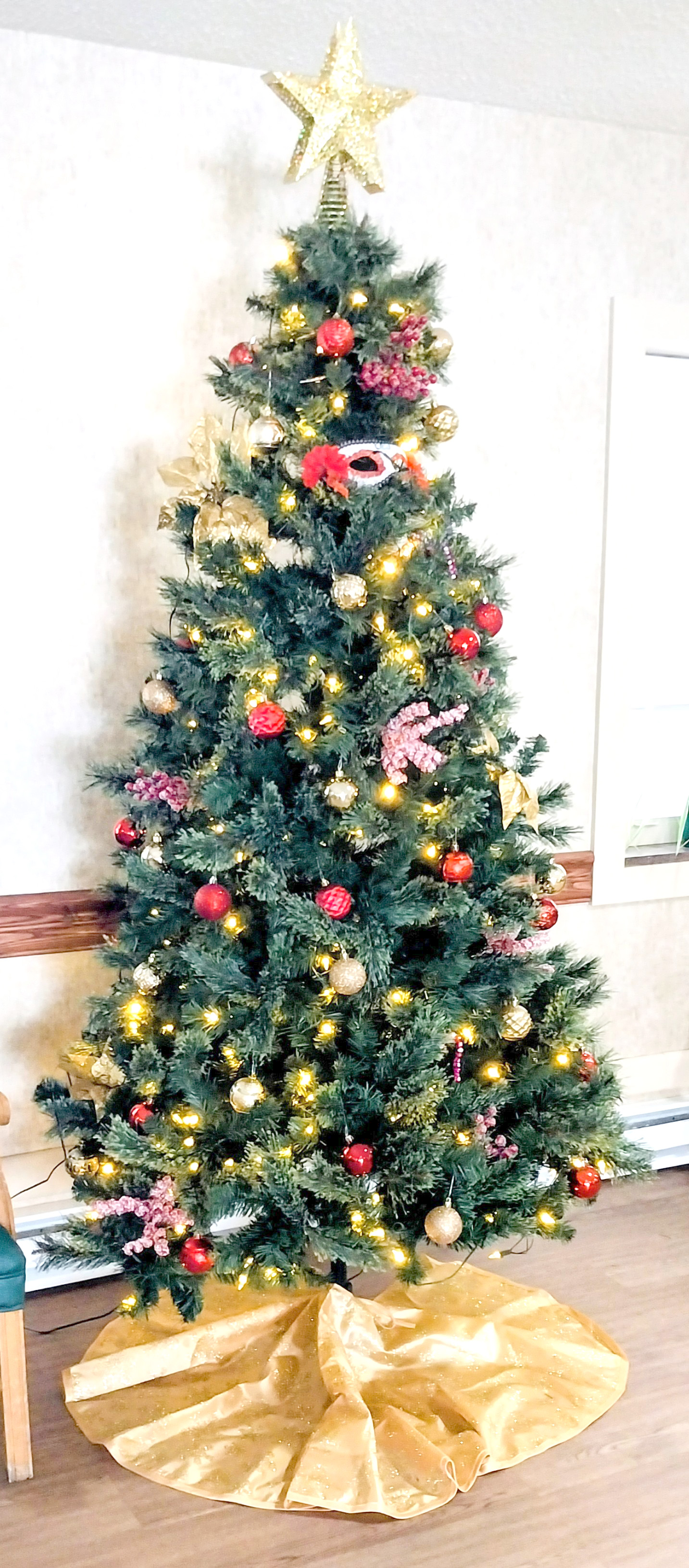 A Cozy, Cheerful Haven of Christmas Spirit - 3