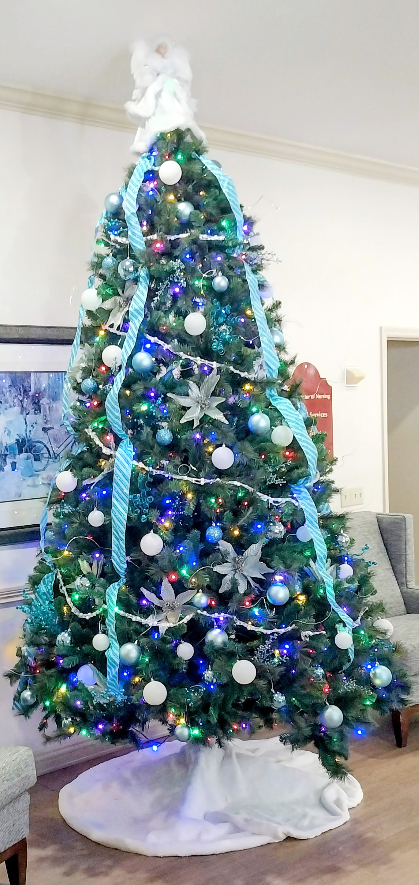 A Cozy, Cheerful Haven of Christmas Spirit - 6