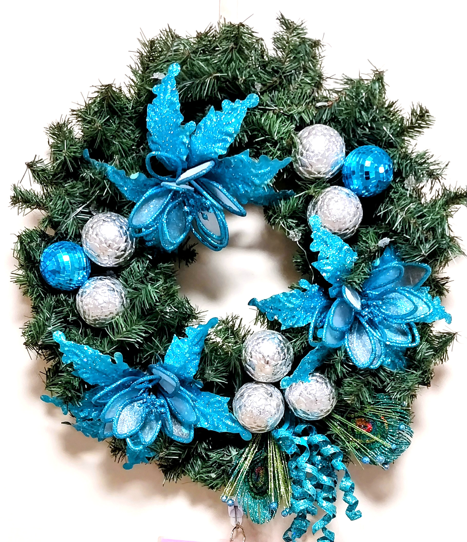 A Cozy, Cheerful Haven of Christmas Spirit-2