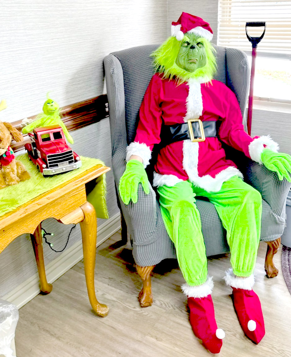 A Cozy, Cheerful Haven of Christmas Spirit - 7