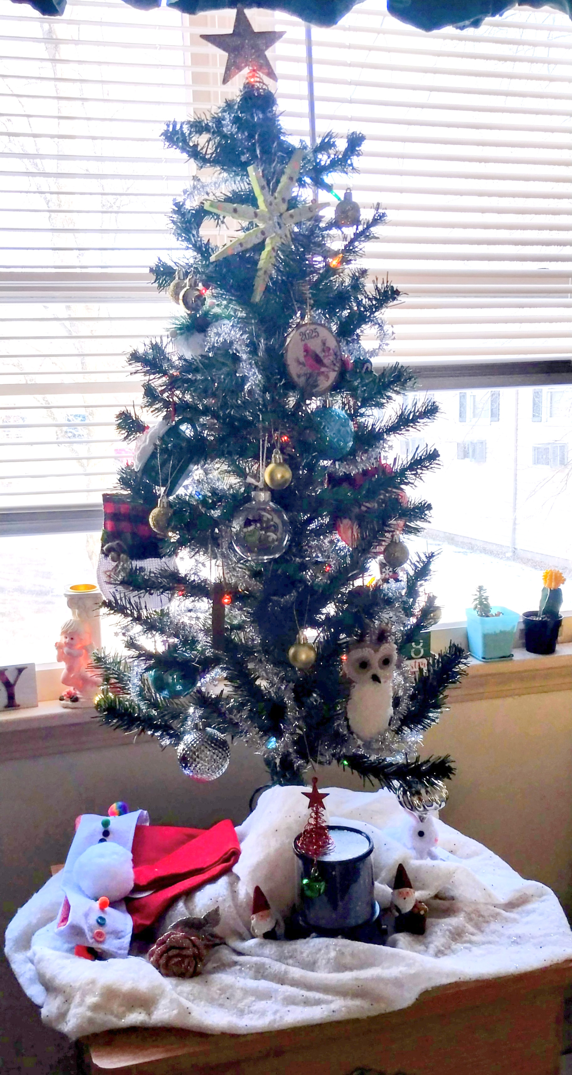 A Cozy, Cheerful Haven of Christmas Spirit - 4